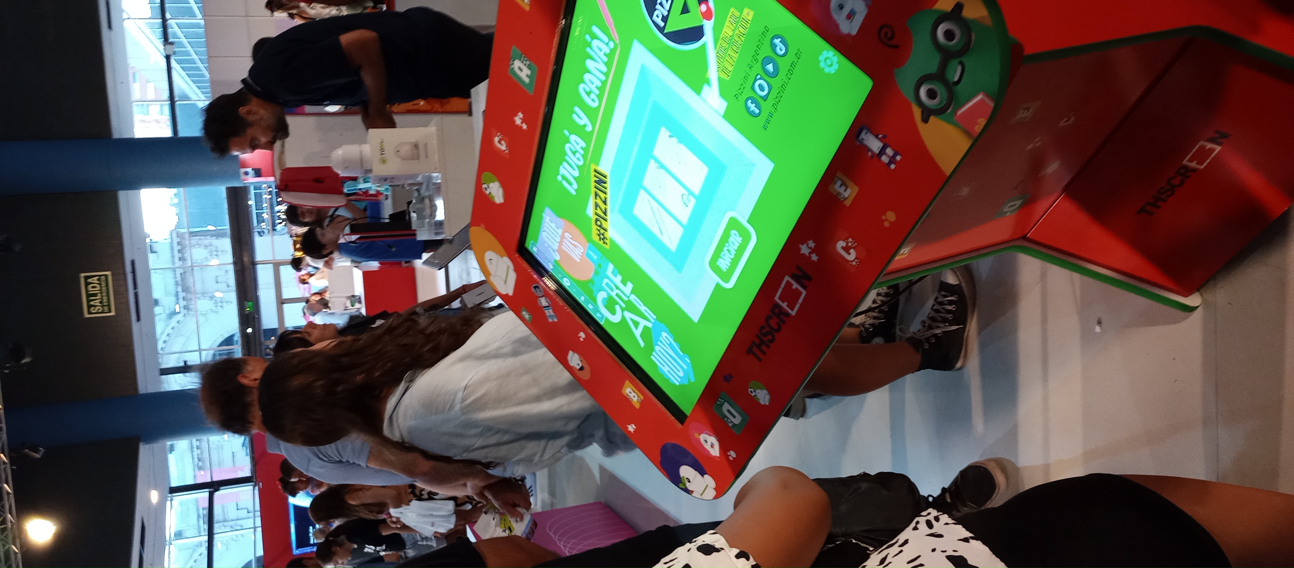 Presentación interactiva de productos THSCREEN en un evento educativo