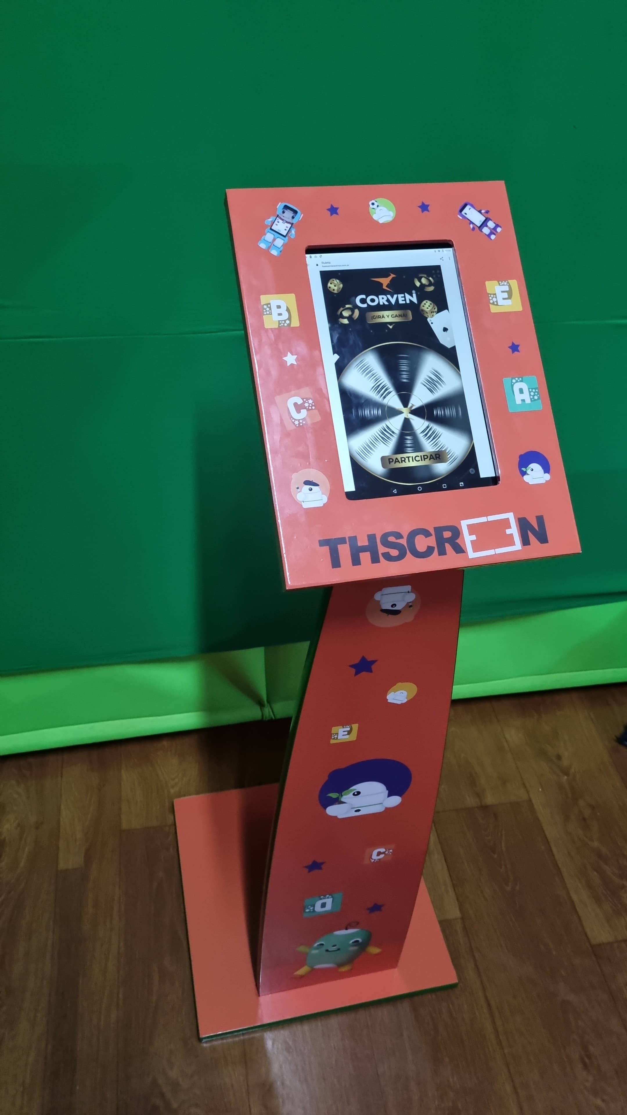 Tótem interactivo vertical THSCREEN con aplicación táctil en ejecución