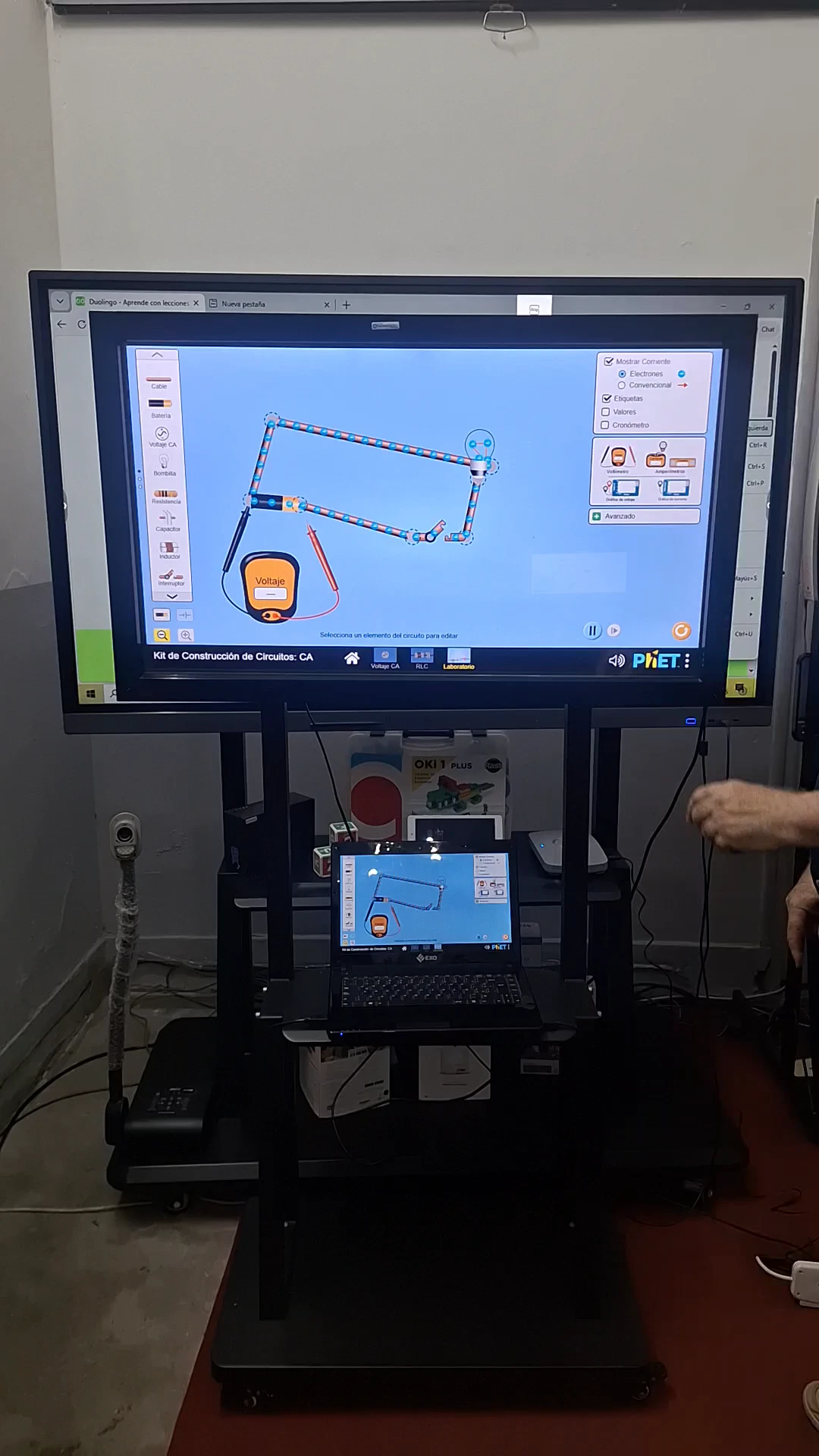 Simulaciones didácticas interactivas PhET cargadas en una pantalla táctil