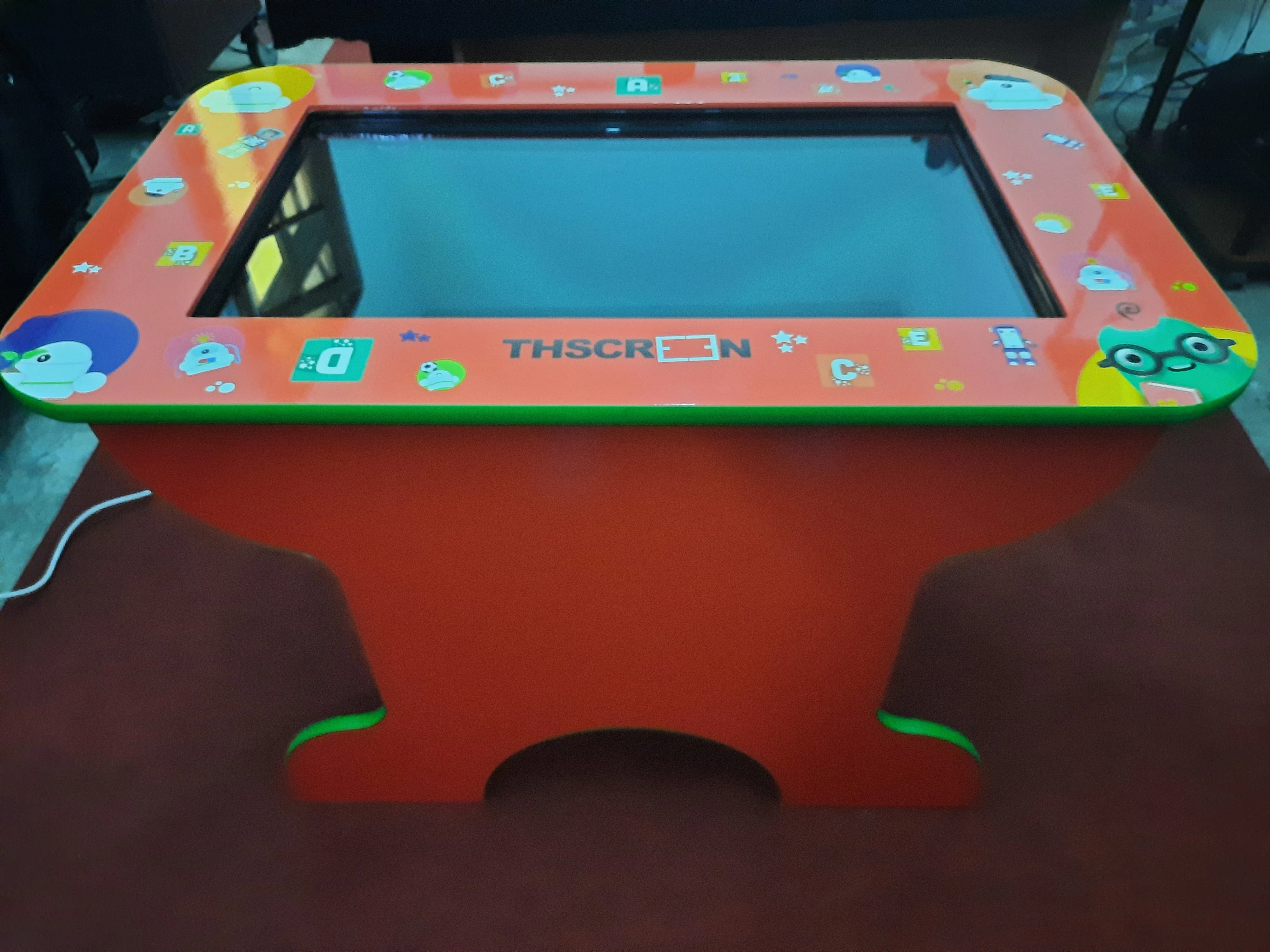 Niños interactuando colaborativamente en una mesa táctil de nivel inicial THSCREEN